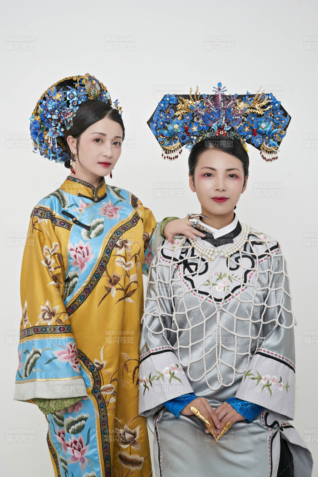 白色背景下的清代女性古装造型清朝古装图片