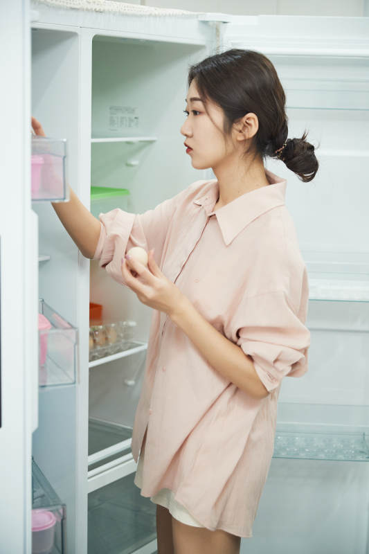 在厨房下厨的年轻亚洲女性