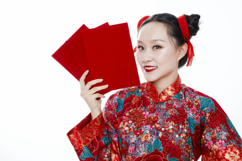 身穿中国传统服饰的青年女性