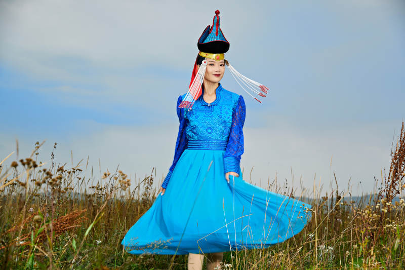 草原上身穿豪华蒙古族服饰的蒙族少女