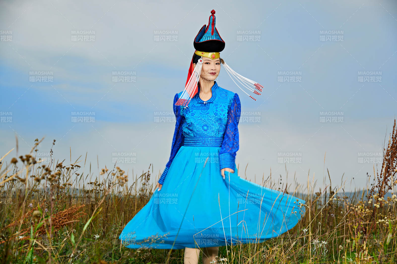 草原上身穿豪華蒙古族服飾的蒙族少女