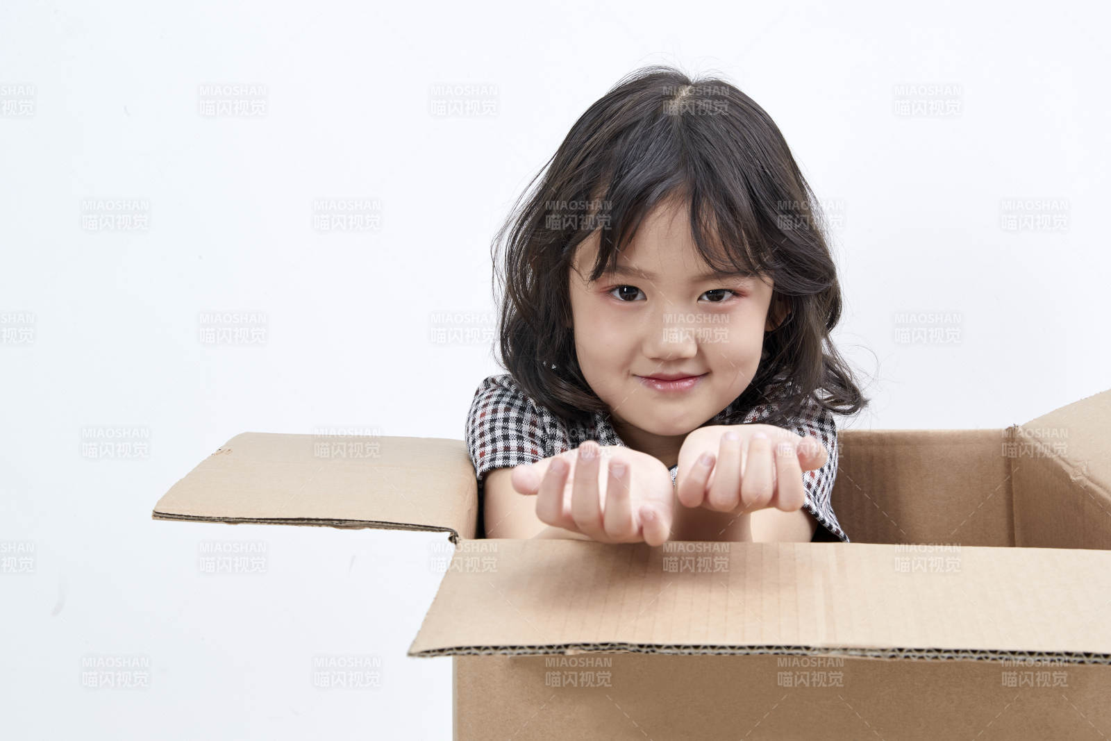 躲在紙箱中玩耍的調皮可愛亞洲小女孩兒童