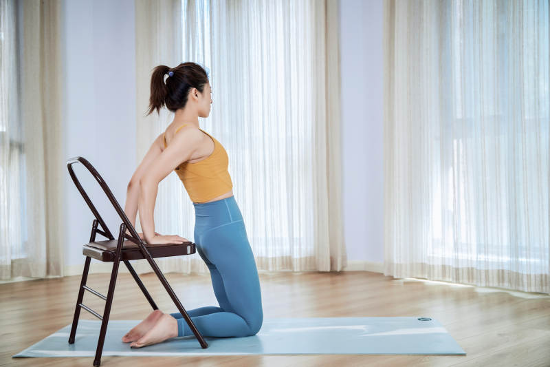 做瑜伽动作的亚洲年轻女性