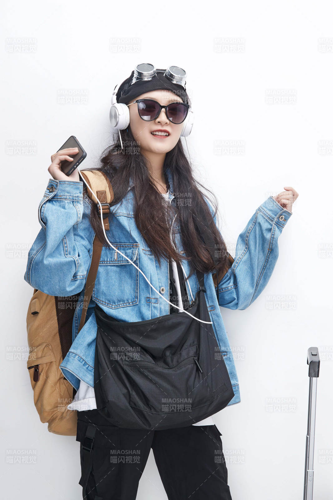 手里拿著手機準備出發的美麗東方女孩