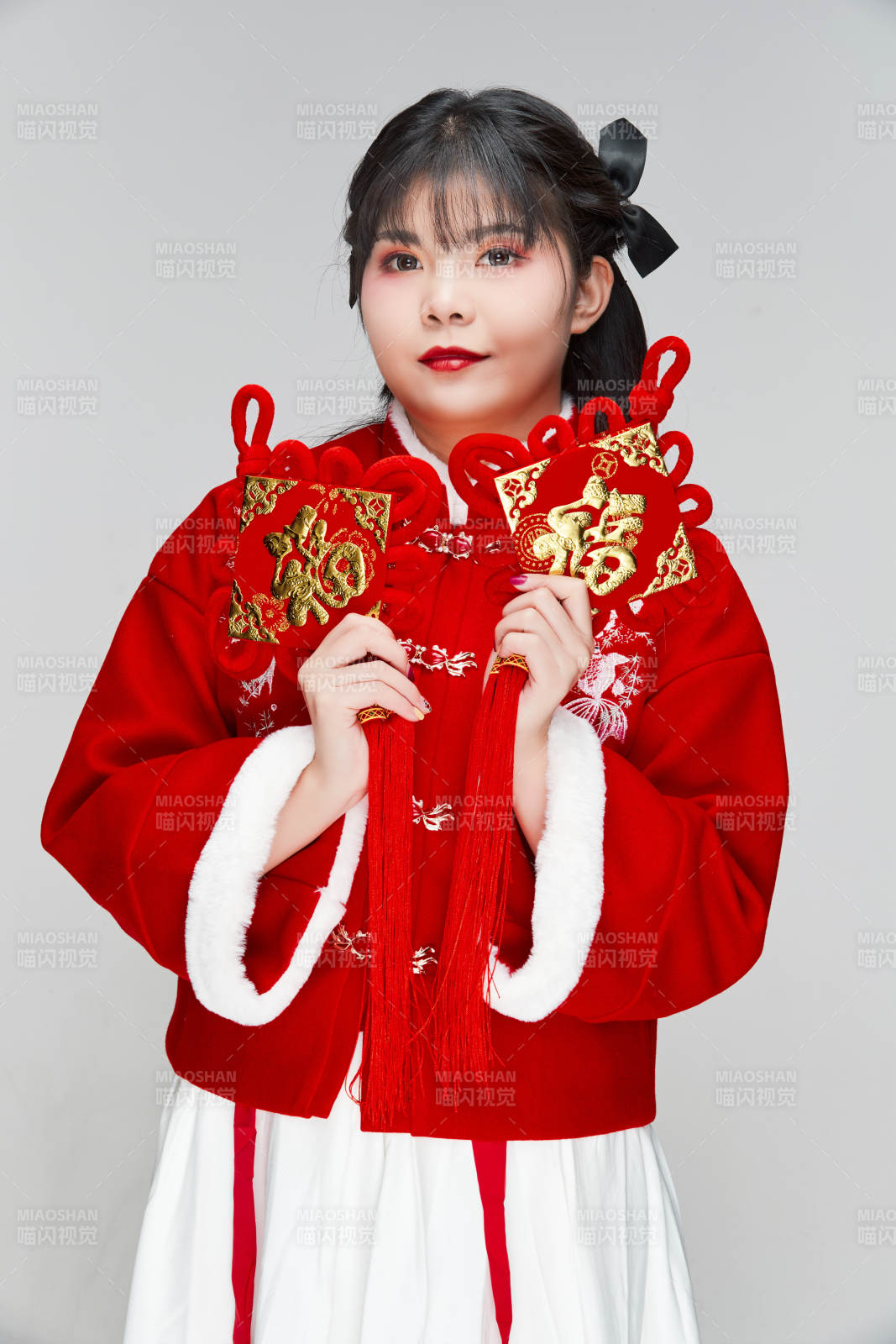 手拿福字身穿喜慶漢服的可愛少女