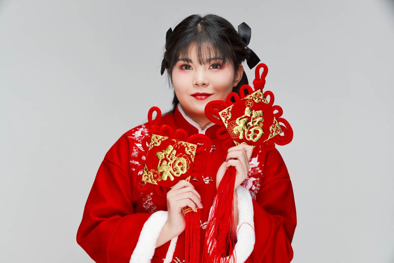 手拿福字身穿喜庆汉服的可爱少女
