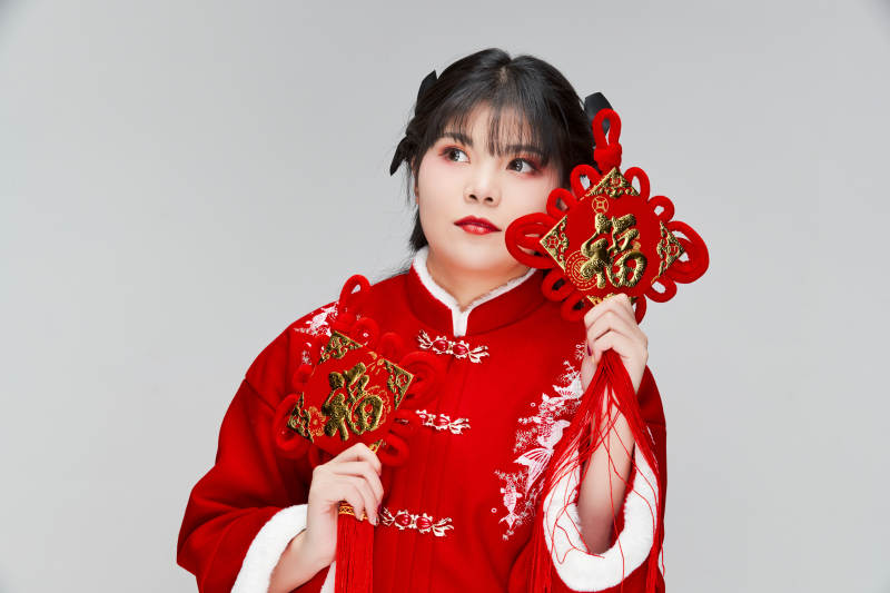 手拿福字身穿喜庆汉服的可爱少女