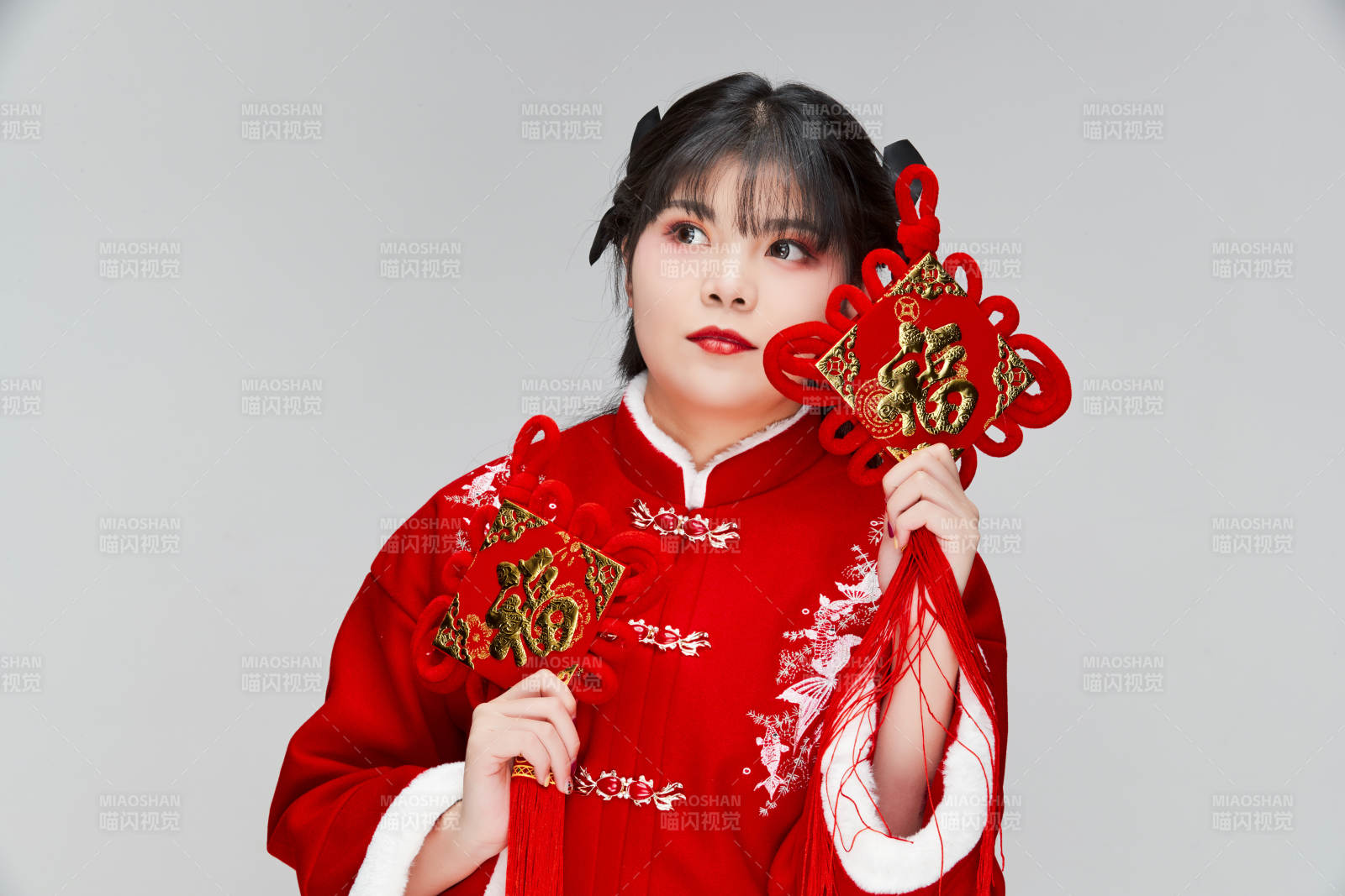 手拿福字身穿喜庆汉服的可爱少女