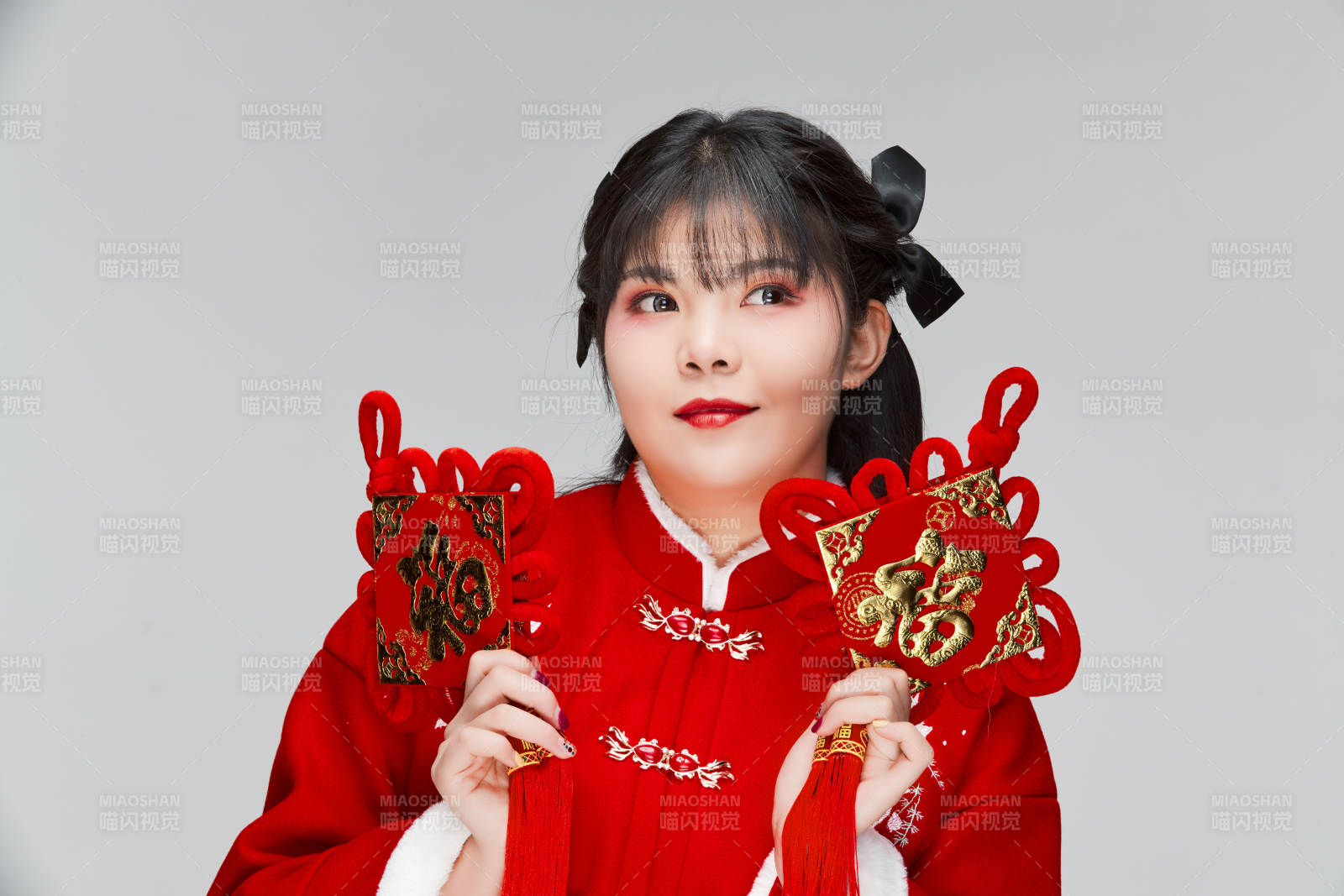 手拿福字身穿喜慶漢服的可愛少女