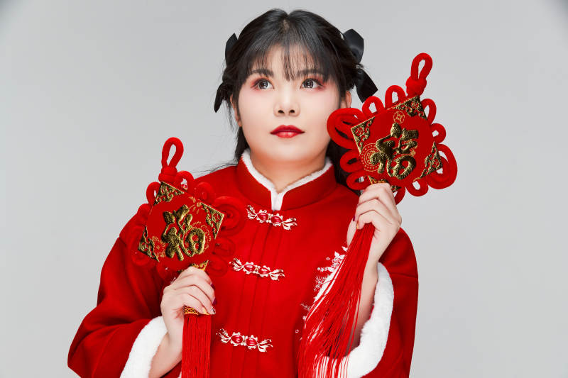 手拿福字身穿喜庆汉服的可爱少女
