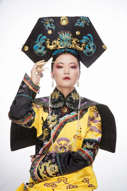 白色背景下的清代皇后古装造型清朝古装