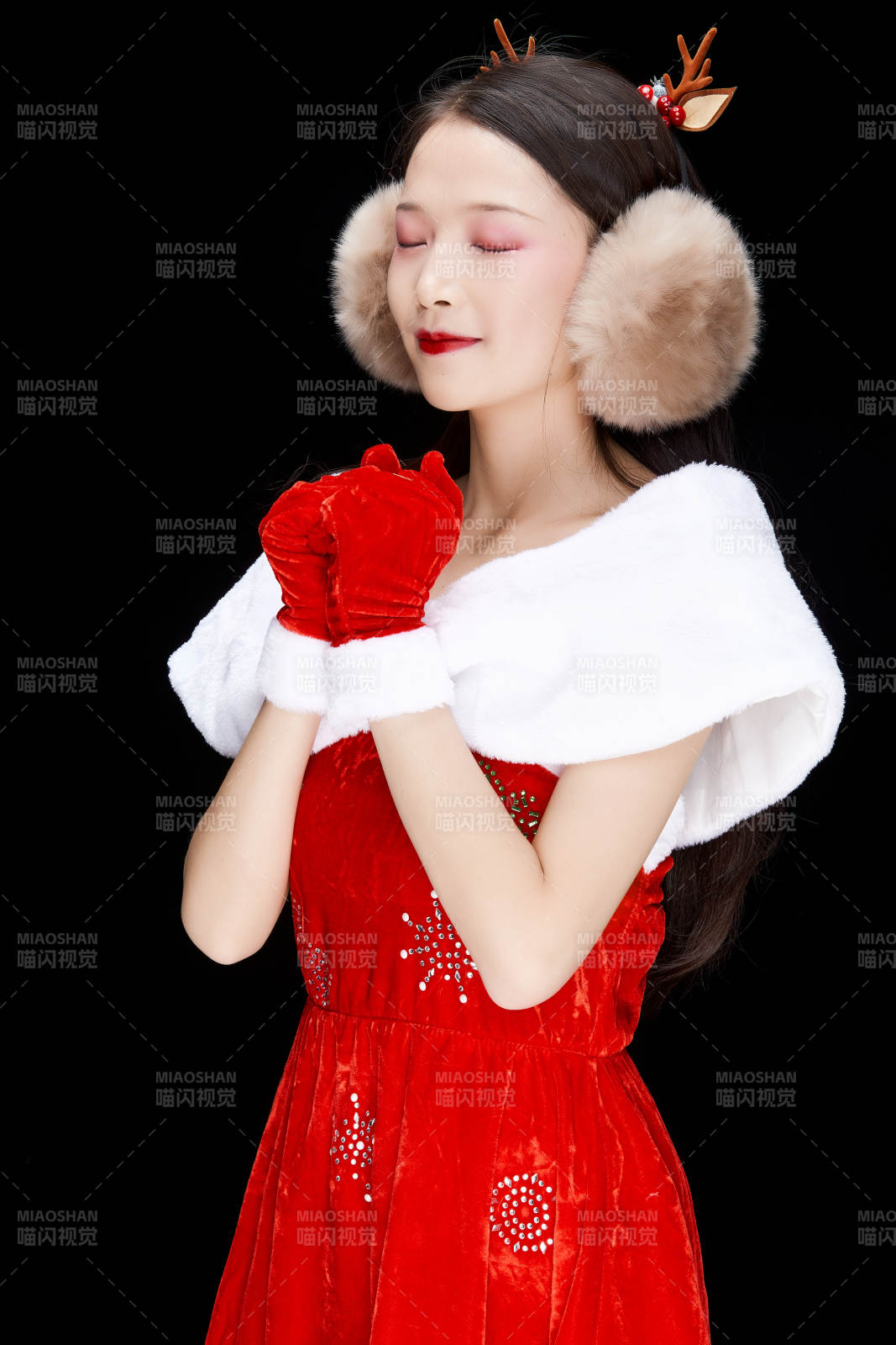 身穿圣诞服饰手提购物袋性感可爱的圣诞女郎