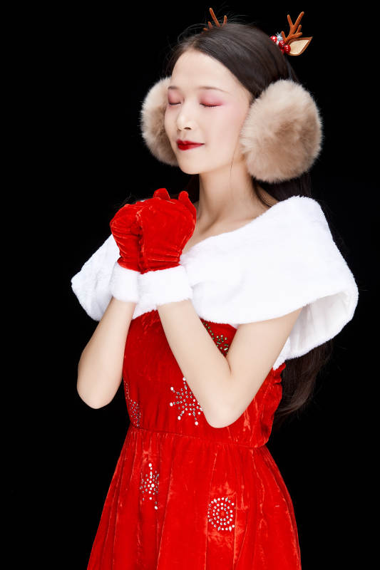 身穿圣诞服饰手提购物袋性感可爱的圣诞女郎