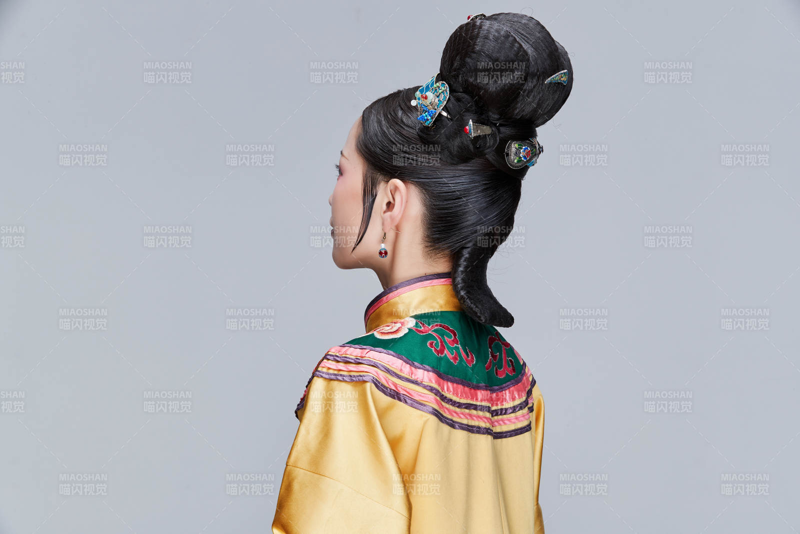 白色背景下的清代女性古装造型清朝古装