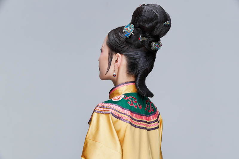 白色背景下的清代女性古装造型清朝古装