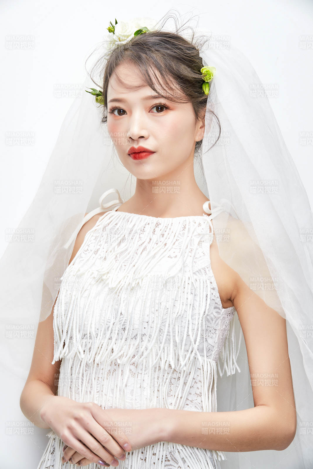 棚拍白色背景下的新娘美妆图片