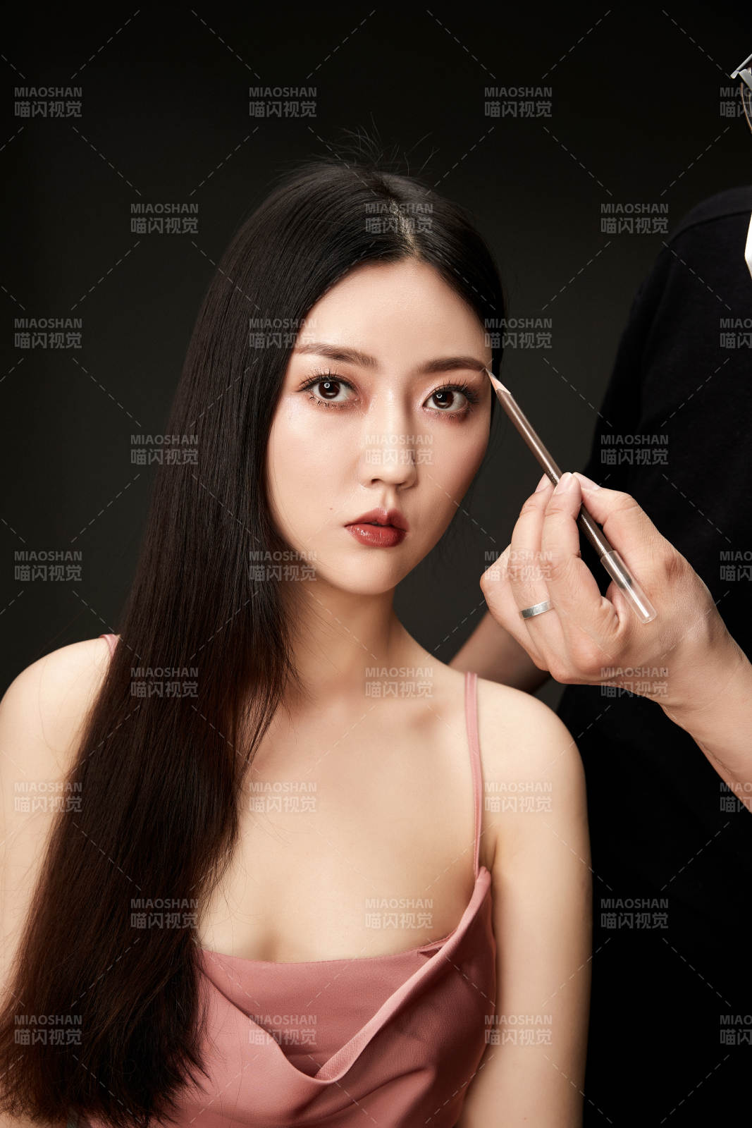 進(jìn)行美妝化妝的化妝師與模特