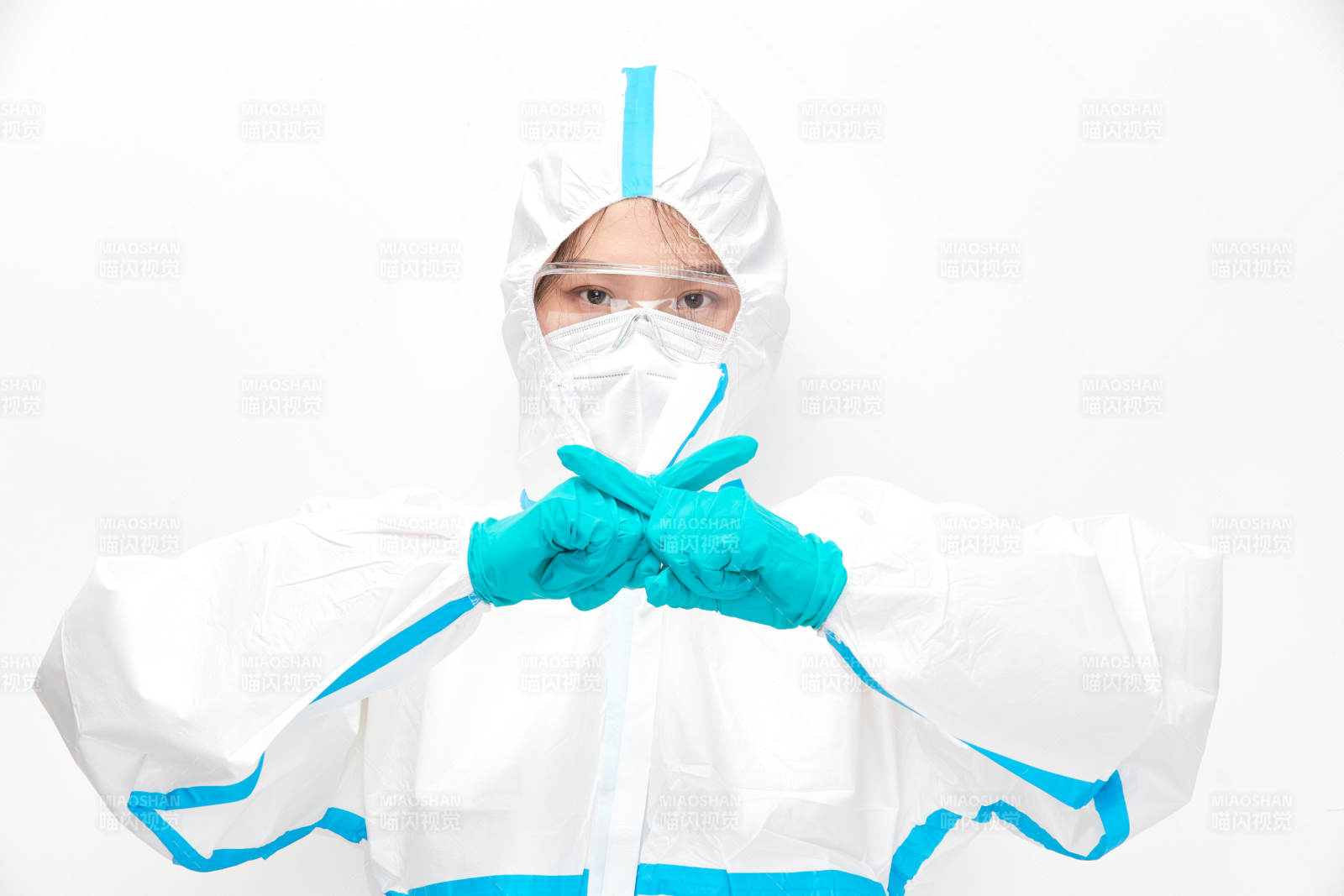 穿白色防护服佩戴护目镜口罩的女性医疗人员