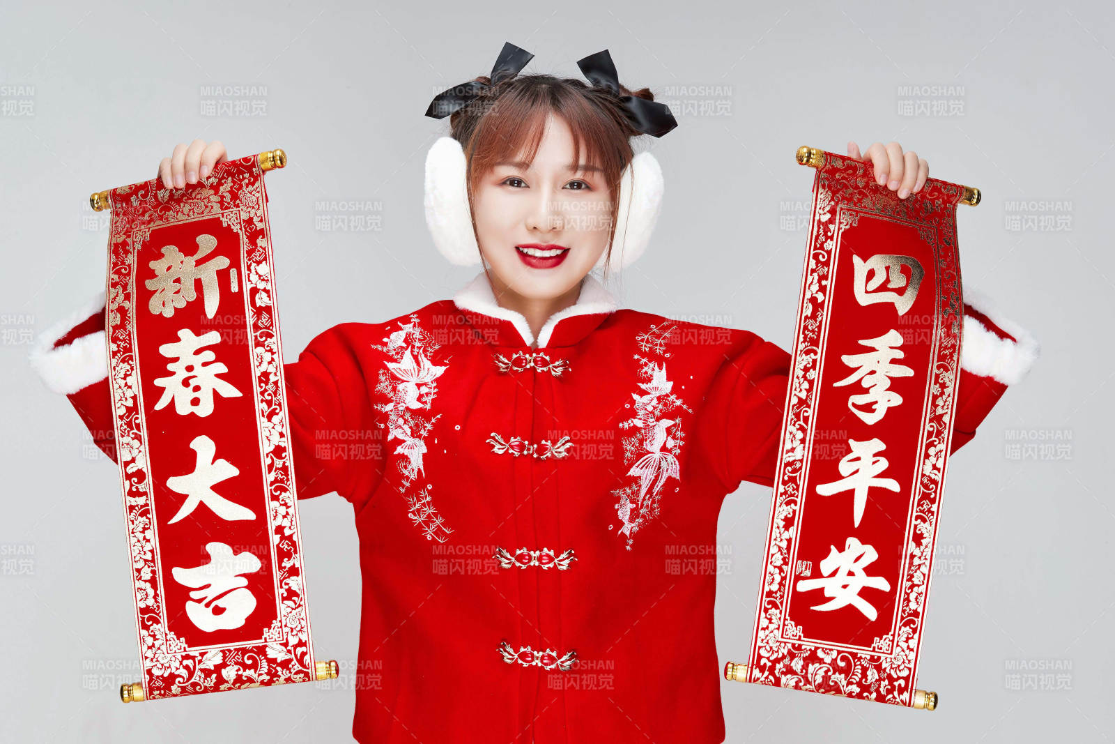 手持春聯身穿喜慶漢服的可愛少女