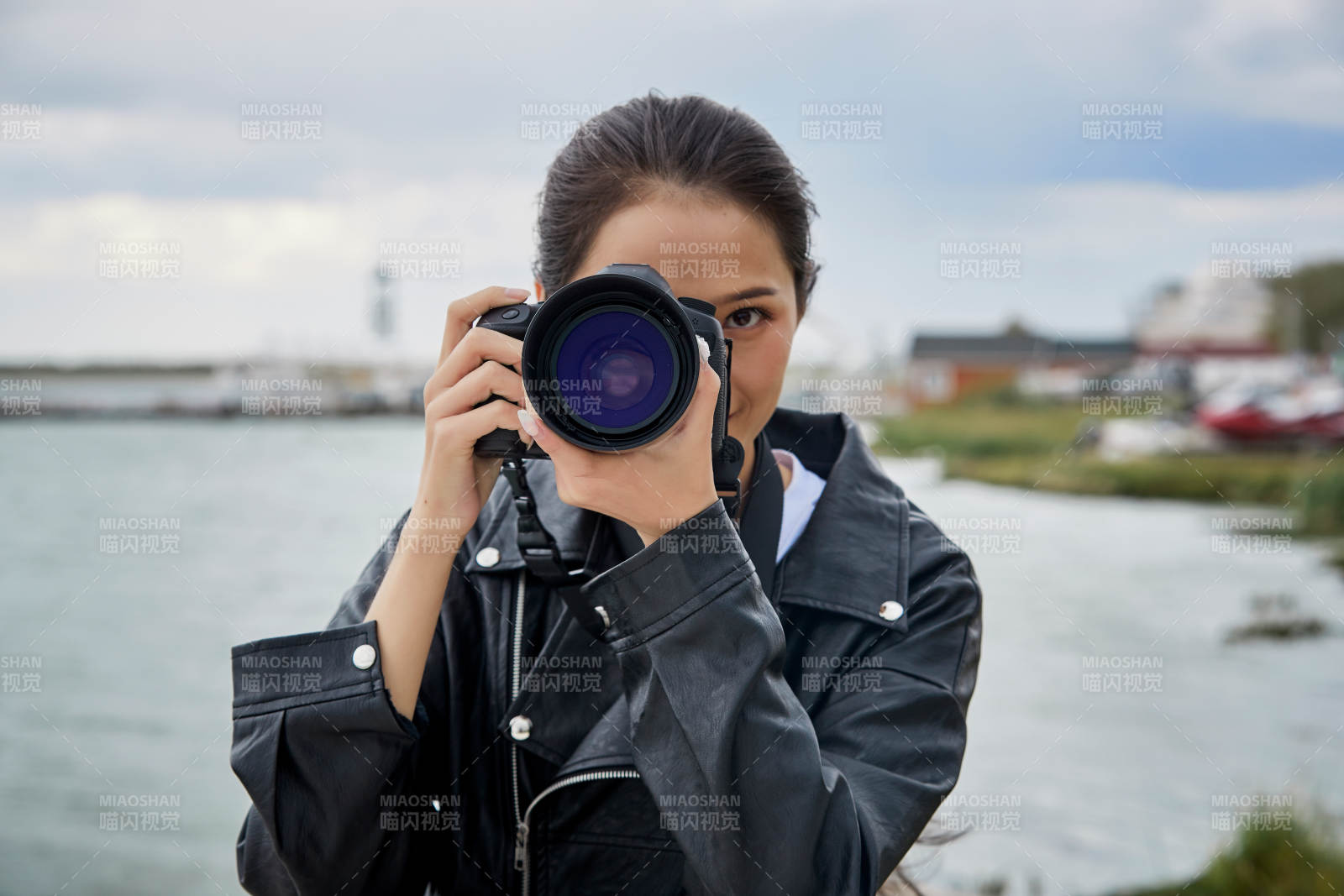 戶外湖畔進行拍攝的亞洲青年女性攝影師