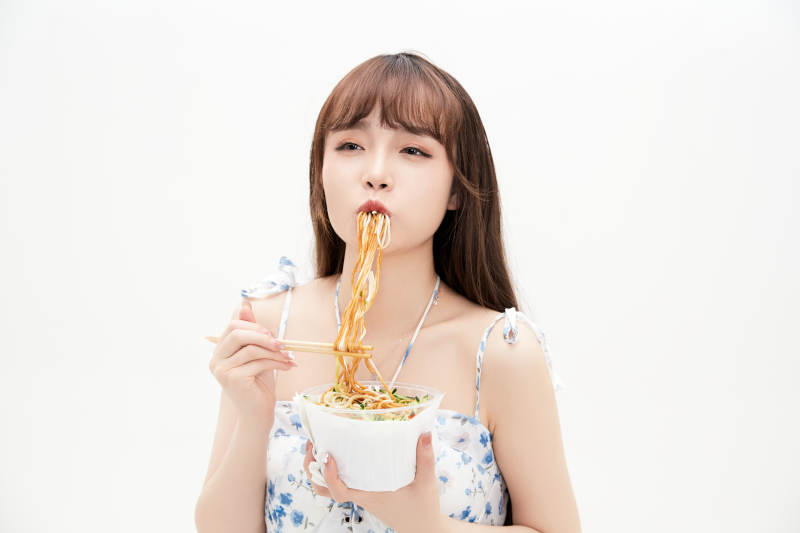 大吃特吃的亚洲可爱少女人像