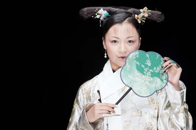 黑色背景下的清代女性古装造型清朝古装-摄影图