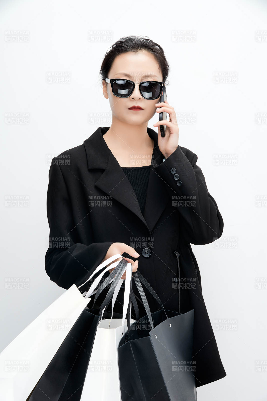 白色背景下手提購物袋時尚美麗的亞洲少女