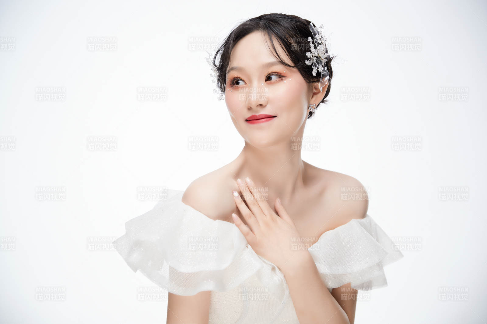 女性婚纱妆面