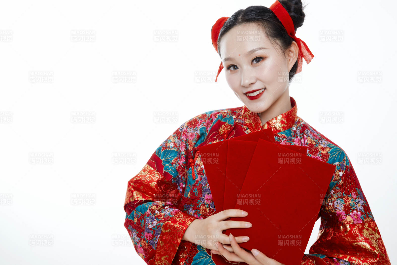 身穿中国传统服饰的青年女性