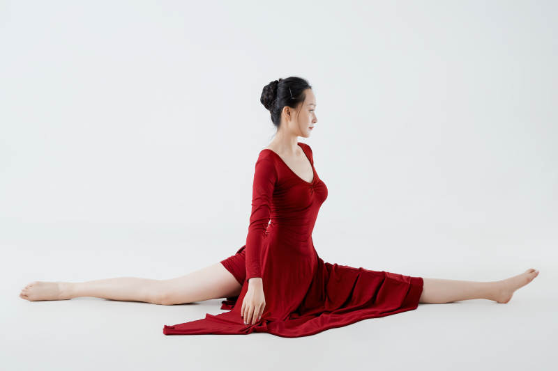 穿着红色长裙翩翩起舞的少女