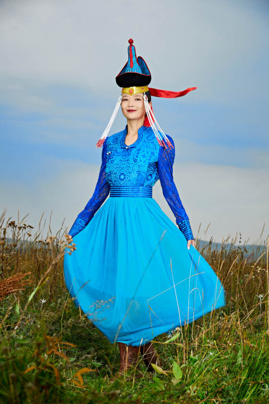 草原上身穿豪华蒙古族服饰的蒙族少女