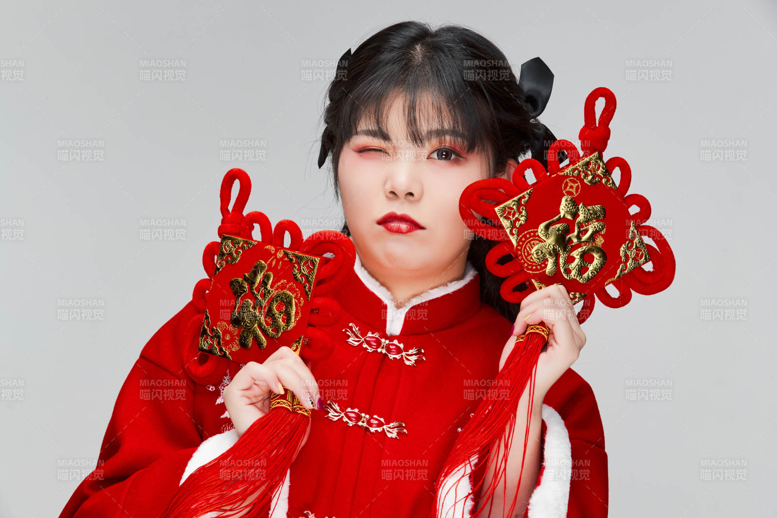 手拿福字身穿喜慶漢服的可愛少女