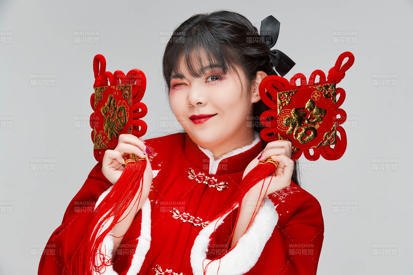 手拿福字身穿喜慶漢服的可愛少女