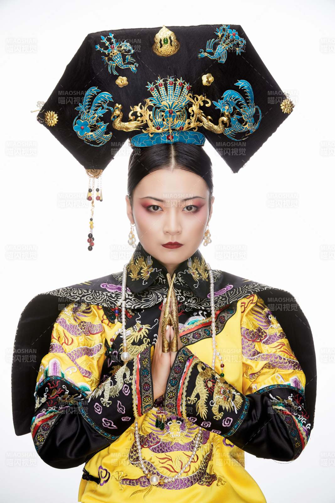 白色背景下的清代皇后古装造型清朝古装