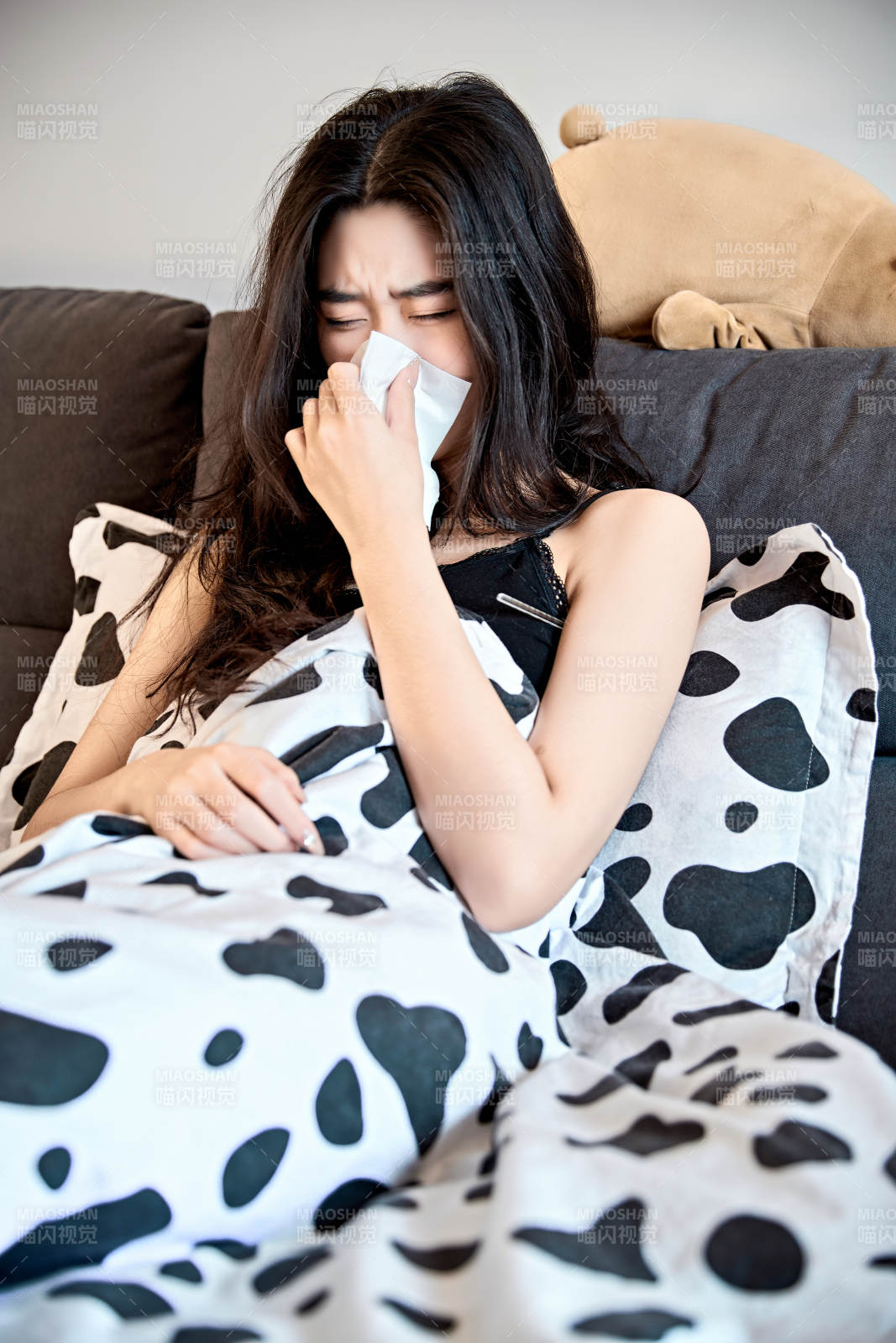 因為生病躺在床上的亞洲年輕少女