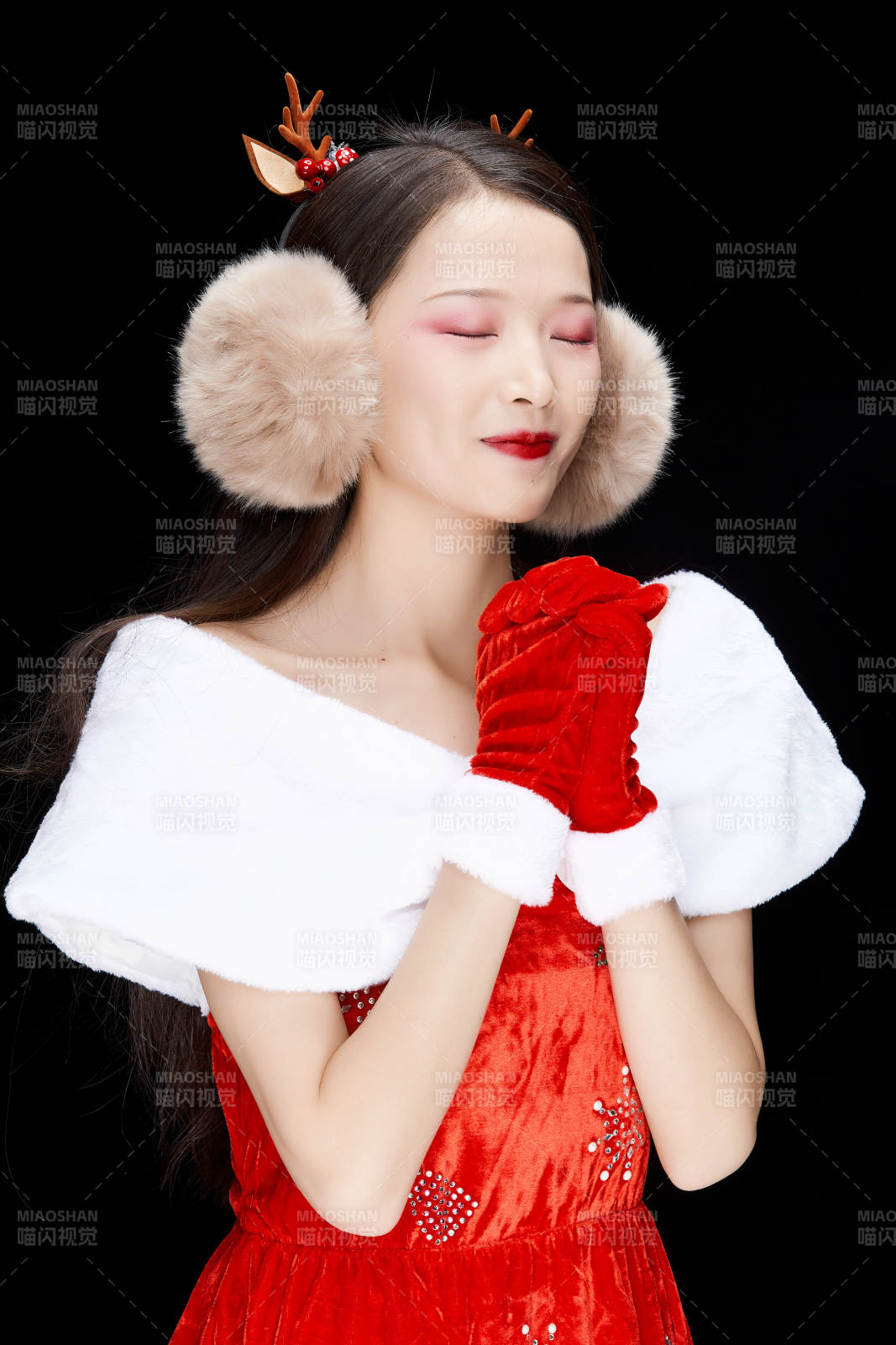 身穿圣诞服饰手提购物袋性感可爱的圣诞女郎图片