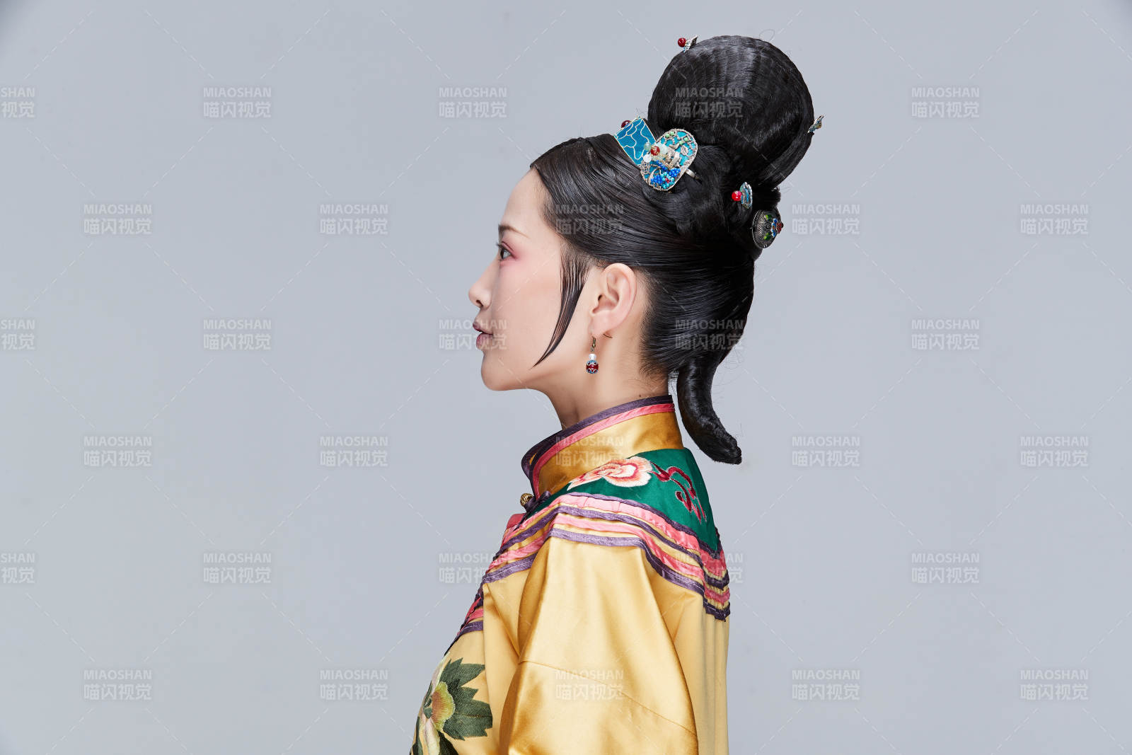 白色背景下的清代女性古装造型清朝古装