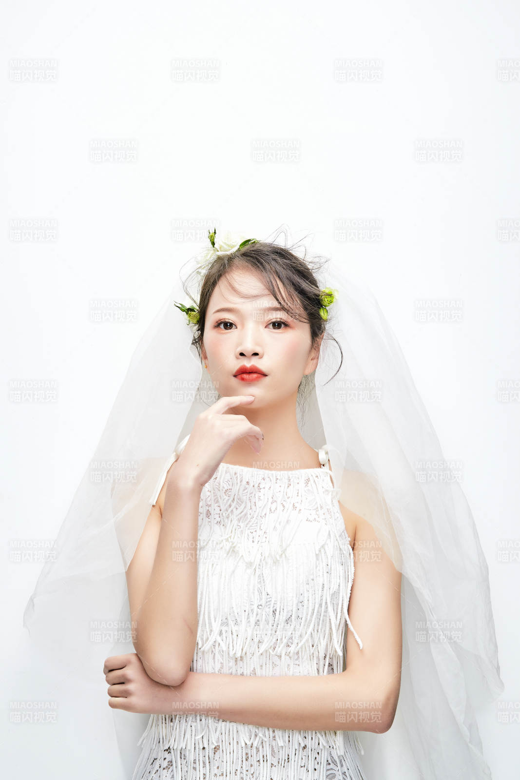 棚拍白色背景下的新娘美妆图片