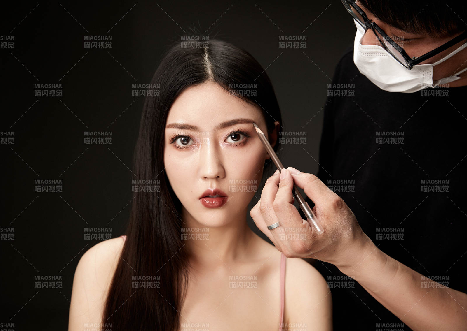 進行美妝化妝的化妝師與模特