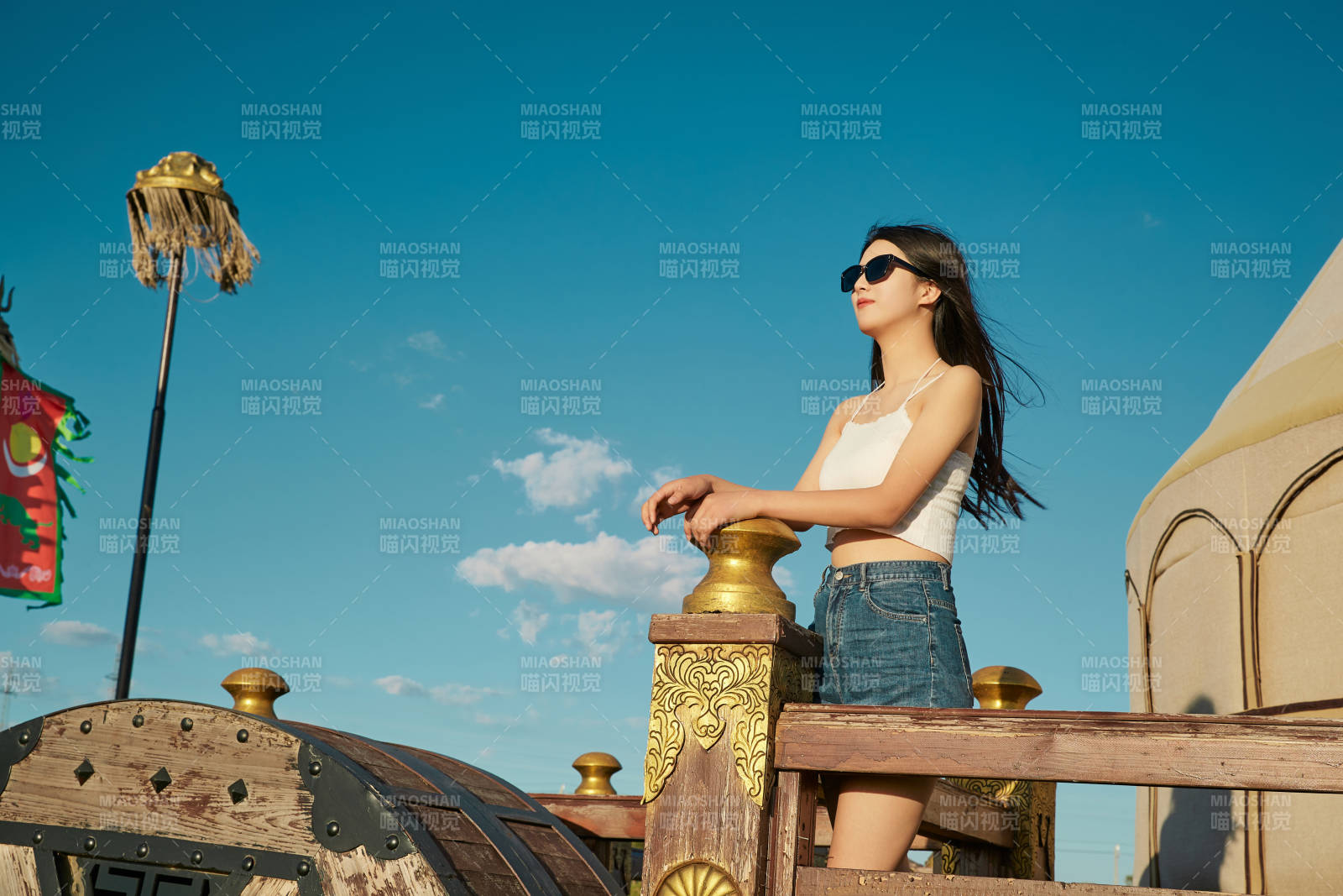 草原湿地公园游玩拍照的亚洲少女