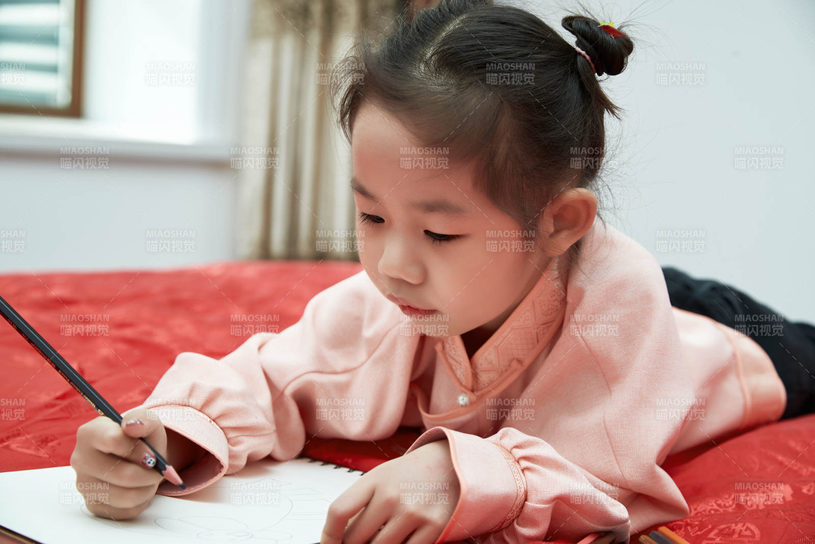在家玩耍的亞洲小女孩