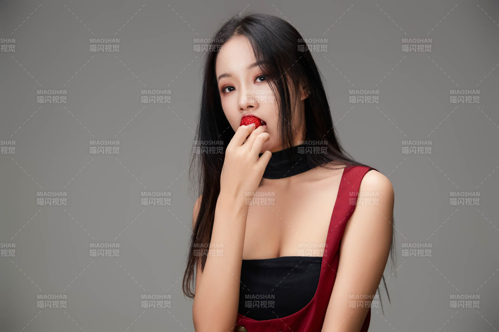 吃水果的亞洲東方長發少女