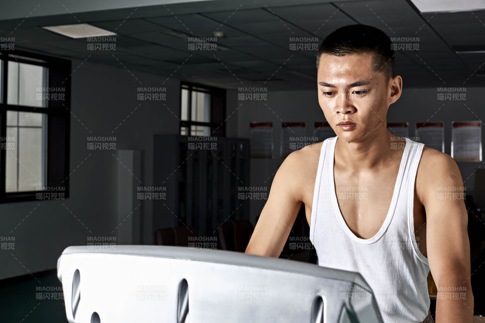 在室內用跑步機進行鍛煉的亞洲健身男士形象