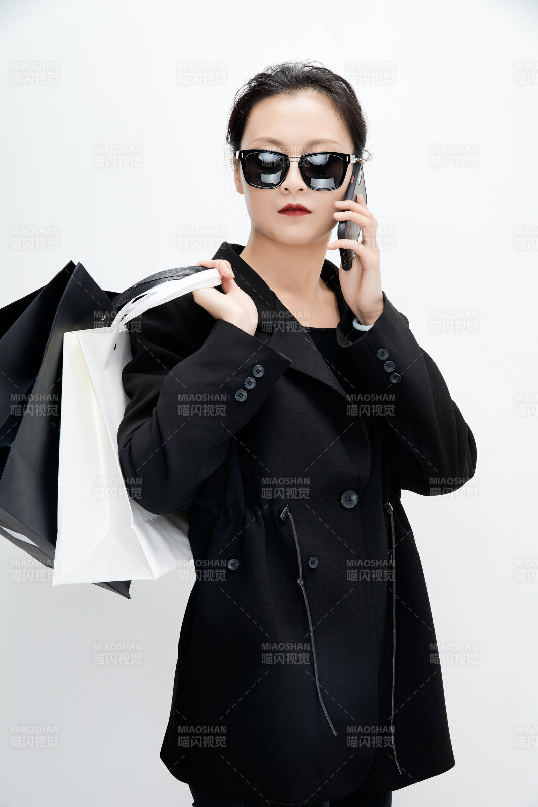 白色背景下手提購物袋時尚美麗的亞洲少女