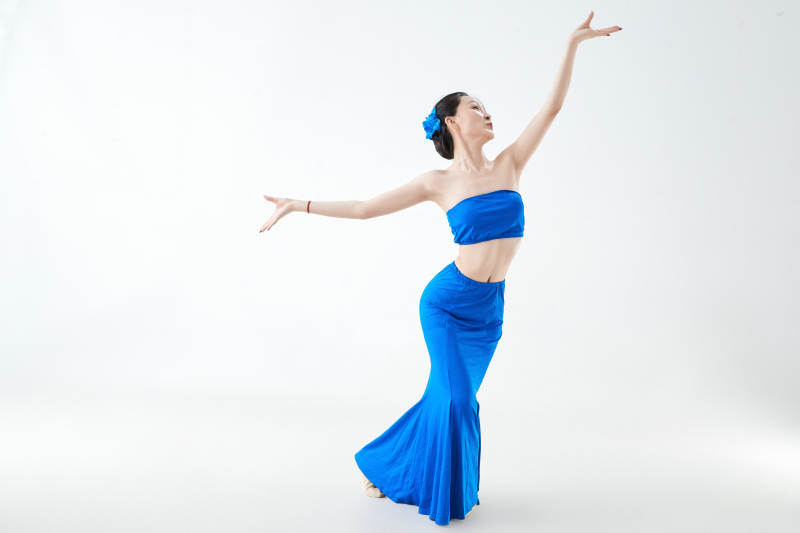 穿著傣族服飾跳孔雀舞的少女