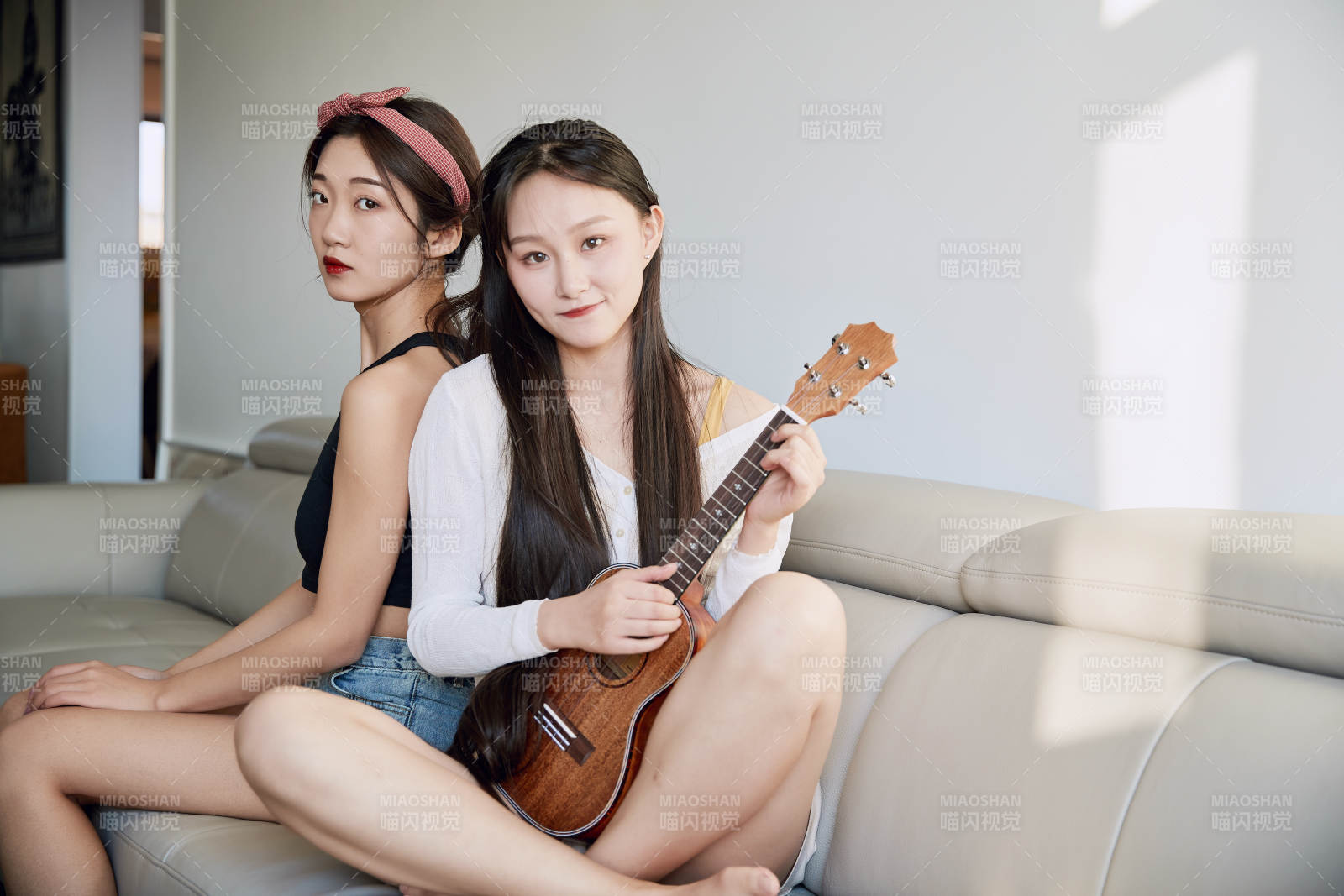 坐在沙發彈琴唱歌倆位美女閨蜜