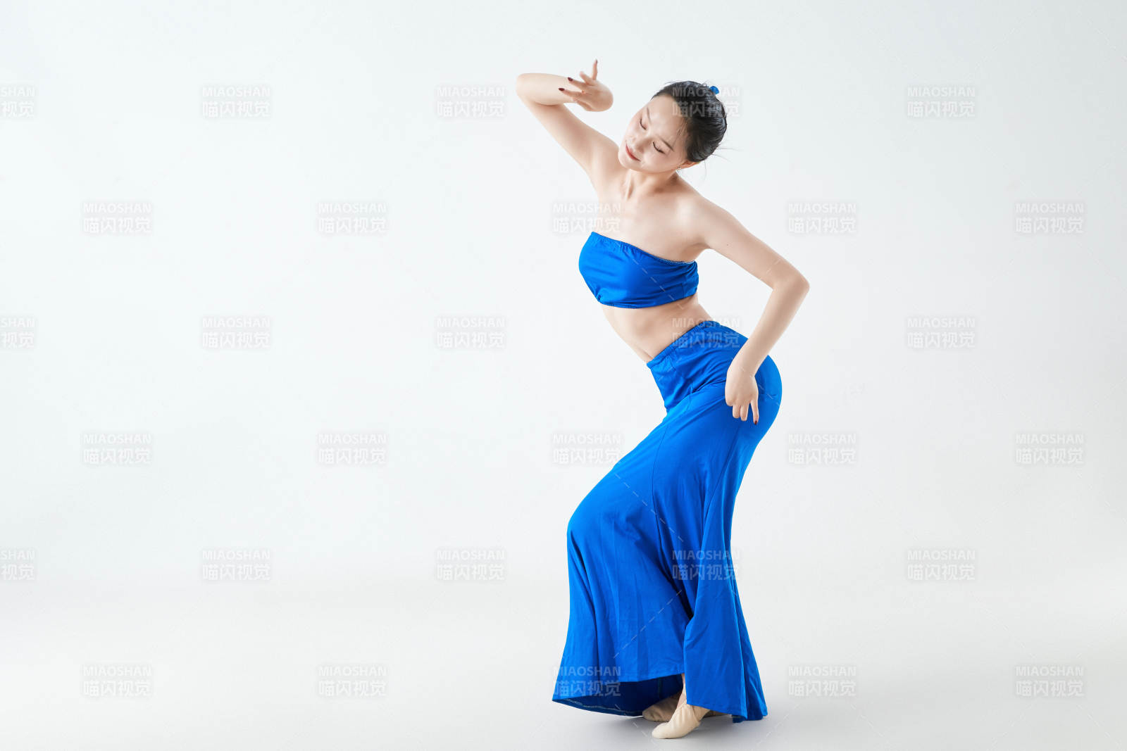 穿着傣族服饰跳孔雀舞的少女