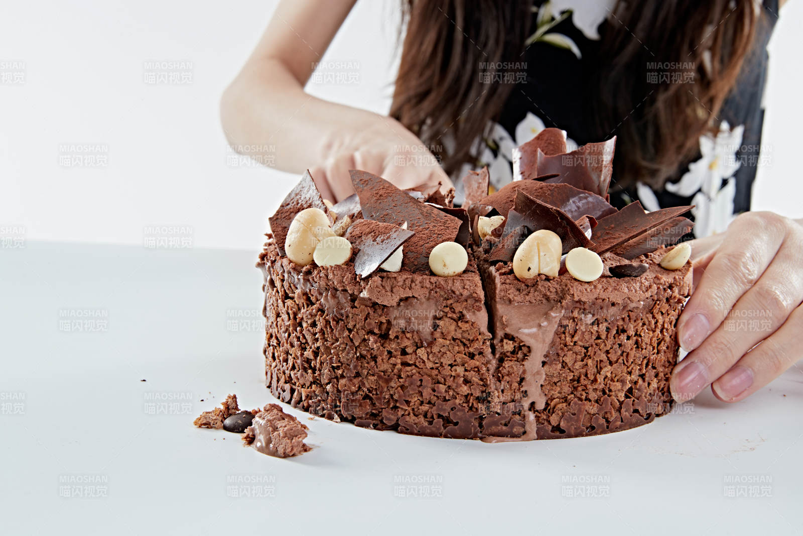 喝紅酒品嘗蛋糕的年輕女性