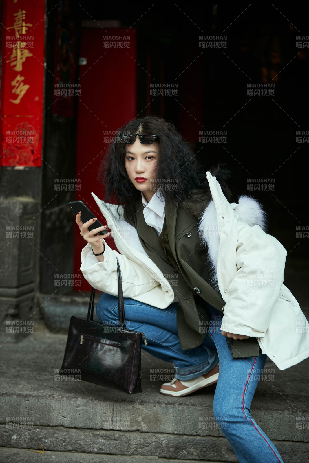 老舊城區里穿著復古港風的美麗清純少女