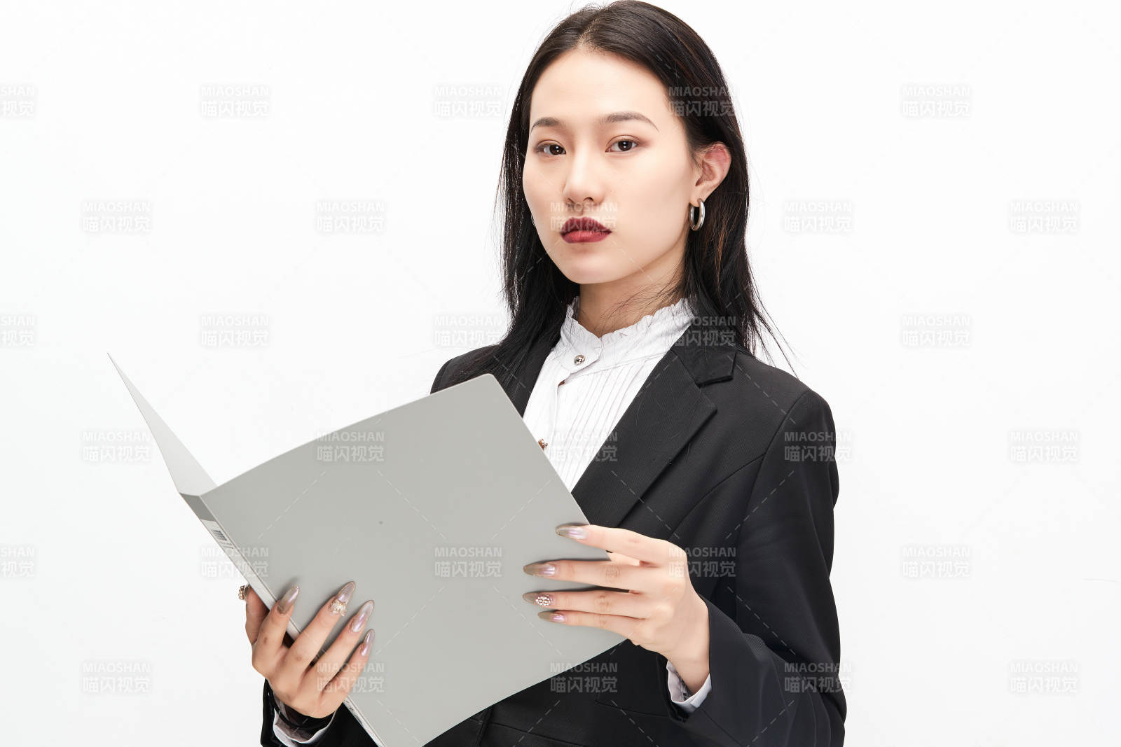 身穿西服拿着文件夹的美丽商务女士图片